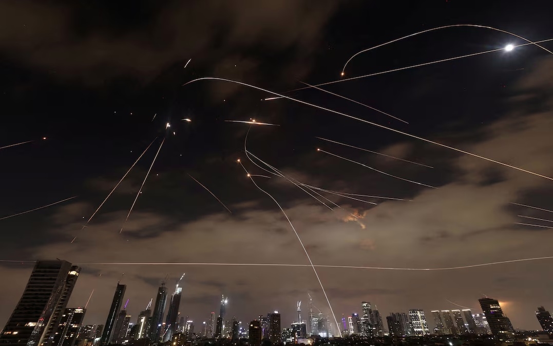 Phòng không Israel đánh chặn tên lửa Iran phóng xuống Tel Aviv. Ảnh: Reuters.