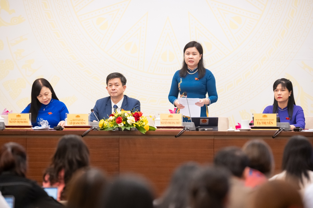 Phó Chủ nhiệm Ủy ban Pháp luật và Tư pháp Nguyễn Phương Thủy trả lời báo chí tại cuộc họp báo. (Ảnh: Quốc hội)