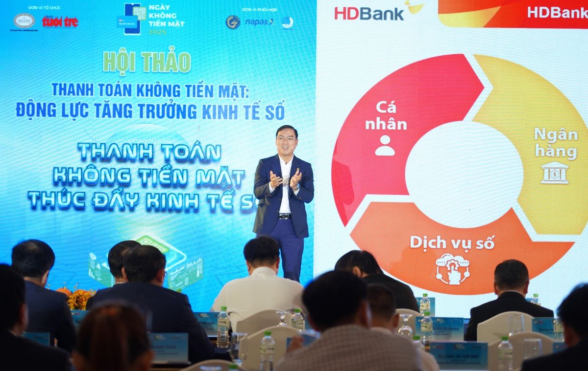 Theo chia sẻ của ông Đàm Thế Thái - Phó Tổng Giám đốc HDBank tại hội thảo, số hóa tại HDBank là một hành trình nhân văn, nơi từng sản phẩm được thiết kế từ góc nhìn của cuộc sống, từng trải nghiệm được kiểm chứng bởi cảm xúc người dùng
