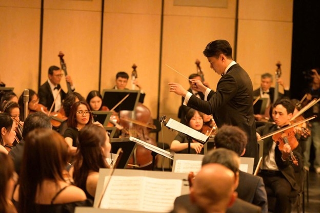 Nhạc trưởng Trần Nhật Minh – người dẫn dắt dàn nhạc chạm đến cảm xúc khán giả trong đêm gala