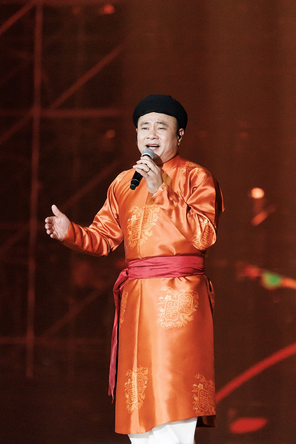 Trong đêm diễn, nghệ sĩ Tự Long cảm ơn và tri ân khán giả đã đồng hành để hành trình Anh trai vượt ngàn chông gai 2024 sống mãi trong lòng công chúng.
