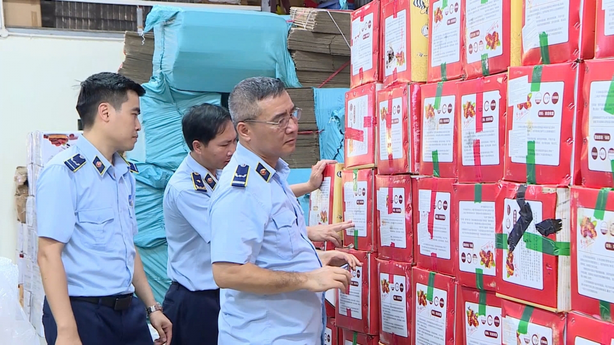 Cán bộ QLTT Phú Thọ kiểm tra tại công ty TNHH Thương mại Xuất nhập khẩu Tạng Kiều Đường. Ảnh: QLTT Phú Thọ