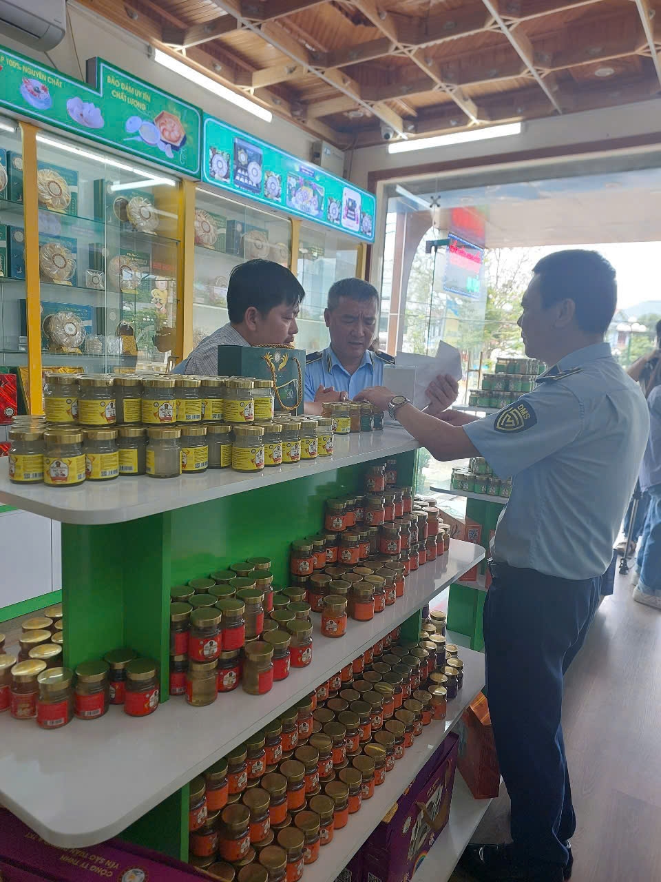 Lực lượng chức năng tỉnh Phú Thọ kiểm tra đột xuất tại Công ty TNHH Yến sào Tuấn Dương &amp; TKT và địa điểm kinh doanh tại huyện Thanh Sơn và TP Việt Trì. Ảnh: QLTT Phú Thọ