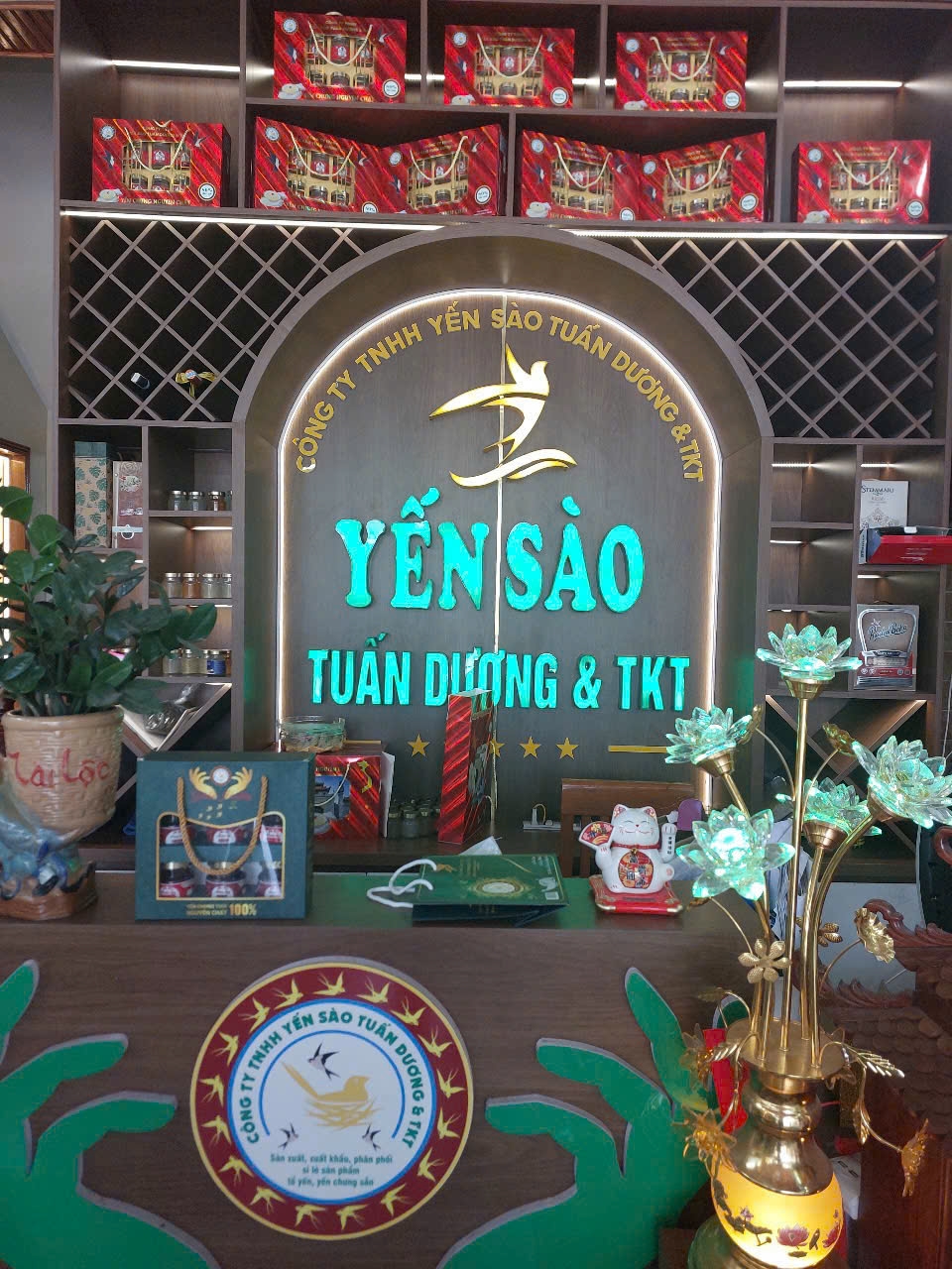 Cơ sở yến sào Tuấn Dương &amp; TKT bị lực lượng chức năng kiểm tra. Ảnh: CCQLTT Phú Thọ.