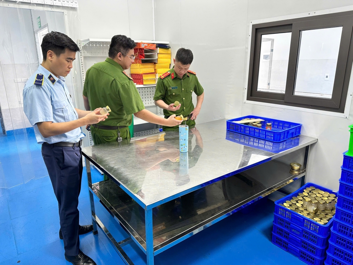 Sau khi có kết quả kiểm nghiệm và văn bản trả lời của cơ quan có thẩm quyền đơn vị sẽ tiếp tục xử lý vụ việc theo quy định. Ảnh: CCQLTT Phú Thọ