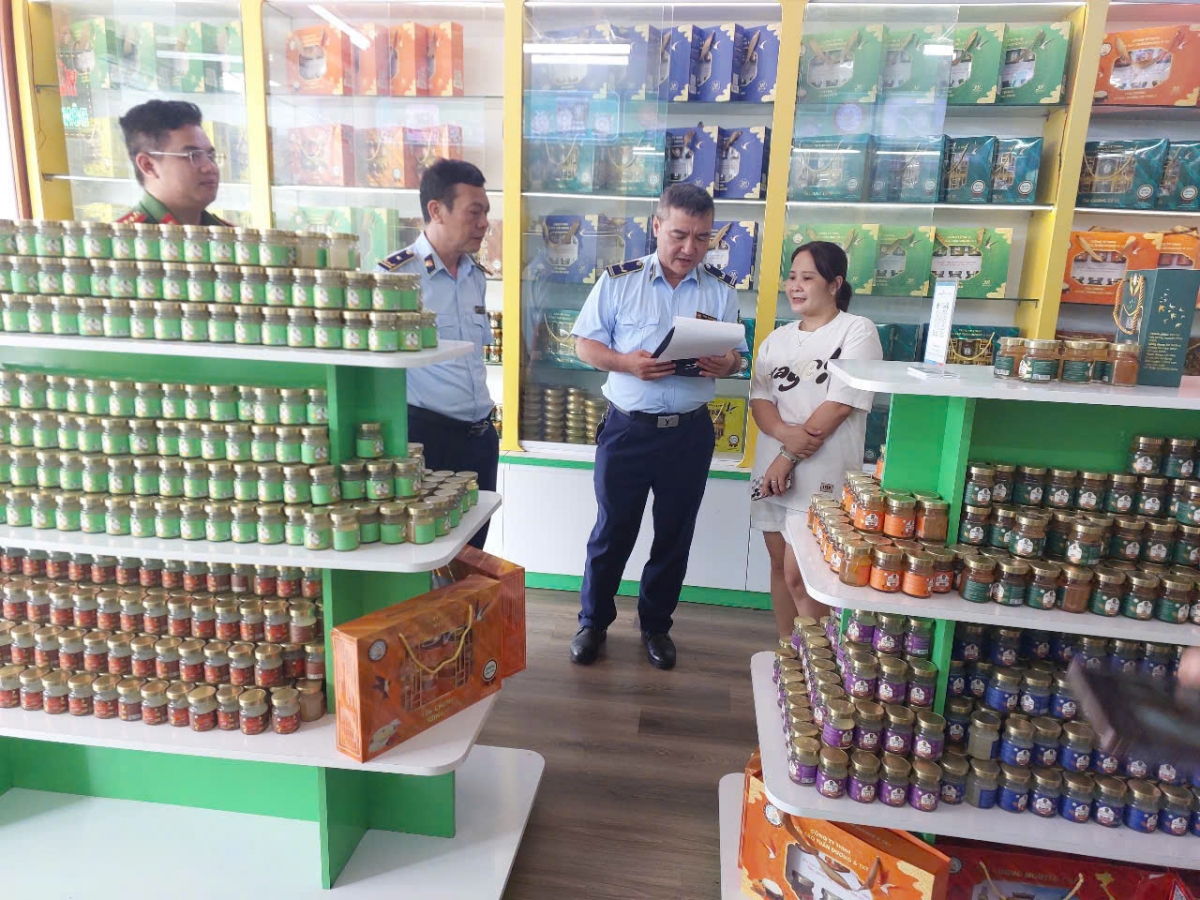 Lực lượng phát hiện hơn 23 nghìn sản phẩm có dấu hiệu không đảm bảo chất lượng. Ảnh: CCQLTT Phú Thọ.