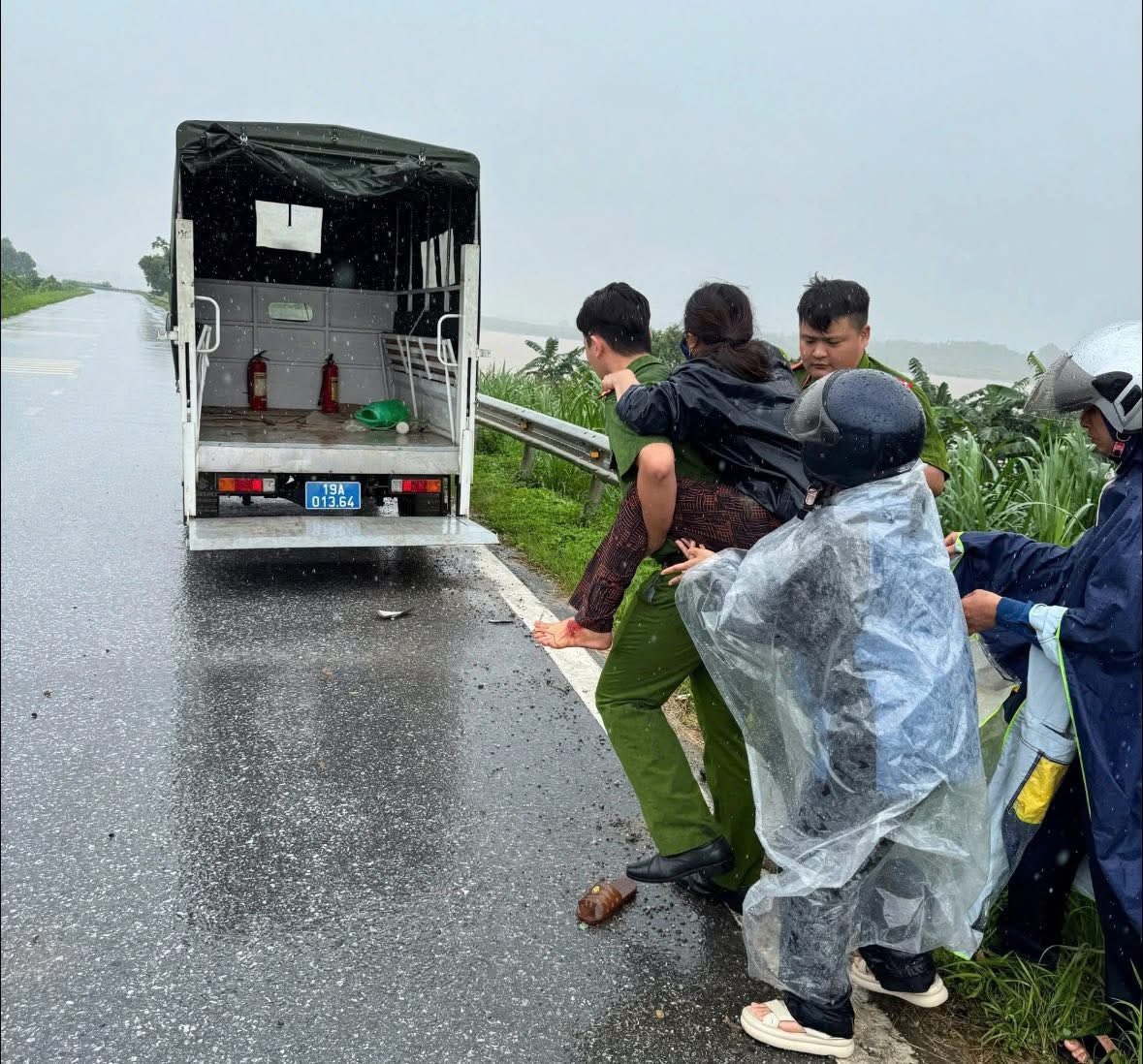 Trong lúc đi tuần tra trong cơn mưa lớn, lực lượng công an xã Vĩnh Chân, huyện Hạ Hòa phát hiện một phụ nữ bị tai nạn nằm bất động ven đường và đã kịp thời đưa nạn nhân đi cấp cứu. Ảnh Công an tỉnh Phú Thọ.