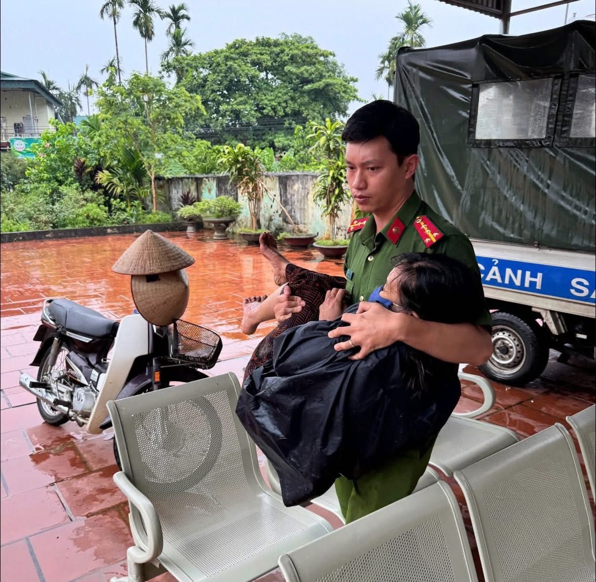 Đưa nạn nhân lên xe chuyên dụng đi cấp cứu. Ảnh Công an tỉnh Phú Thọ.