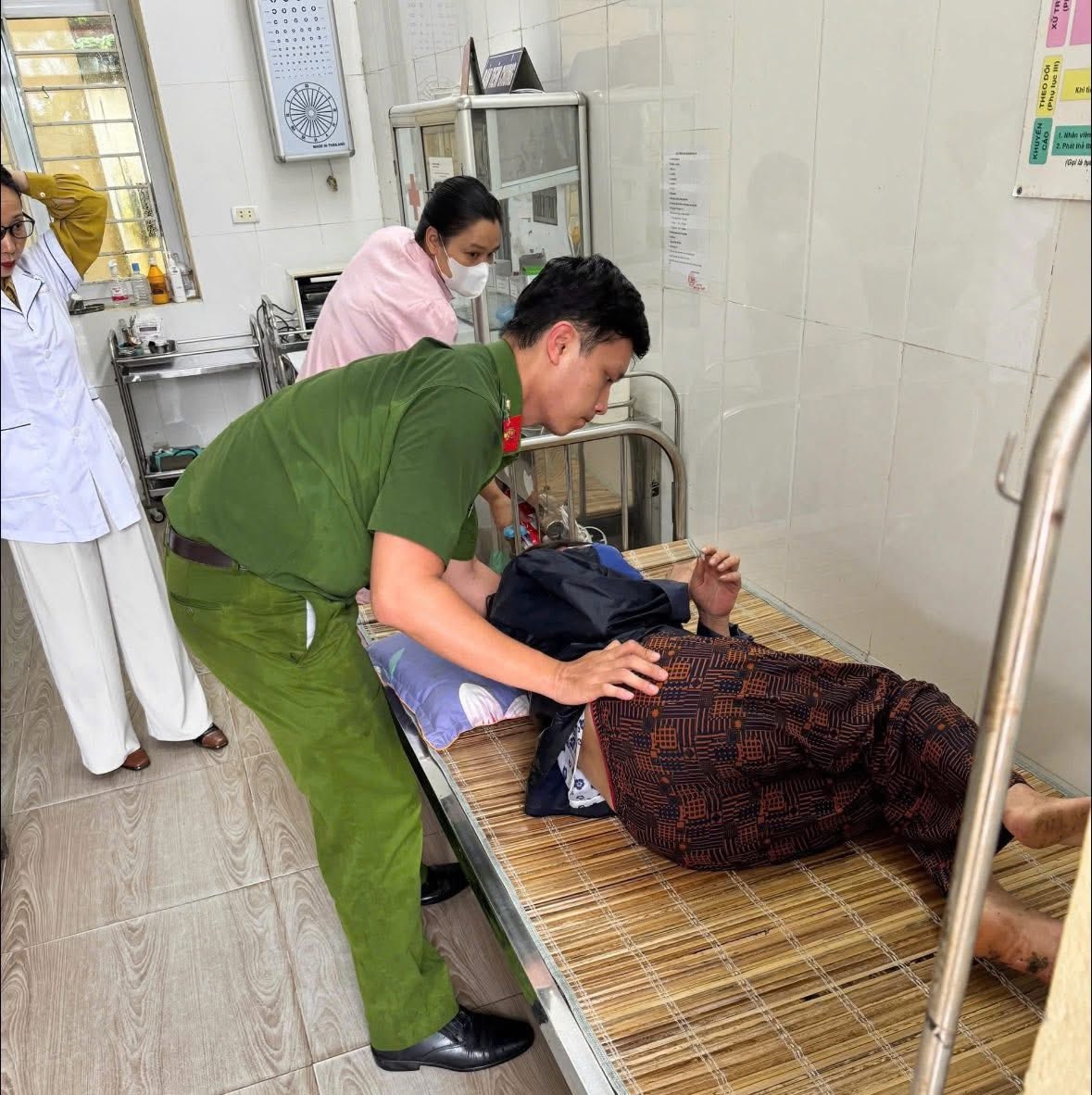 Được sự hỗ trợ kịp thời của Tổ tuần tra Công an xã Vĩnh Chân, tình trạng sức khỏe của bà N đã ổn định. Ảnh Công an tỉnh Phú Thọ.