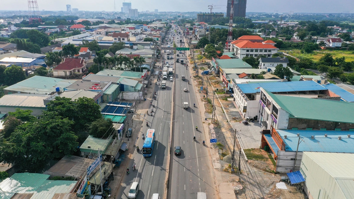 Dự án mở rộng Quốc lộ 13 đã khởi công năm 2022. Trước đó, tổng vốn đầu tư xây dựng nâng cấp gần 1.400 tỷ đồng theo hình thức đối tác công tư (PPP)