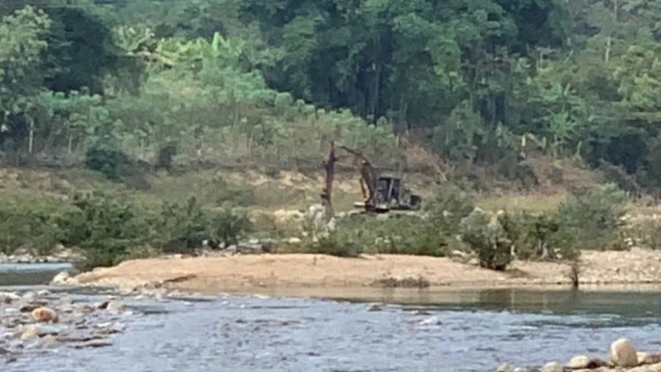 Nạn khai thác cát trái phép tại sông Lò, huyện Quan Sơn, tỉnh Thanh Hóa.