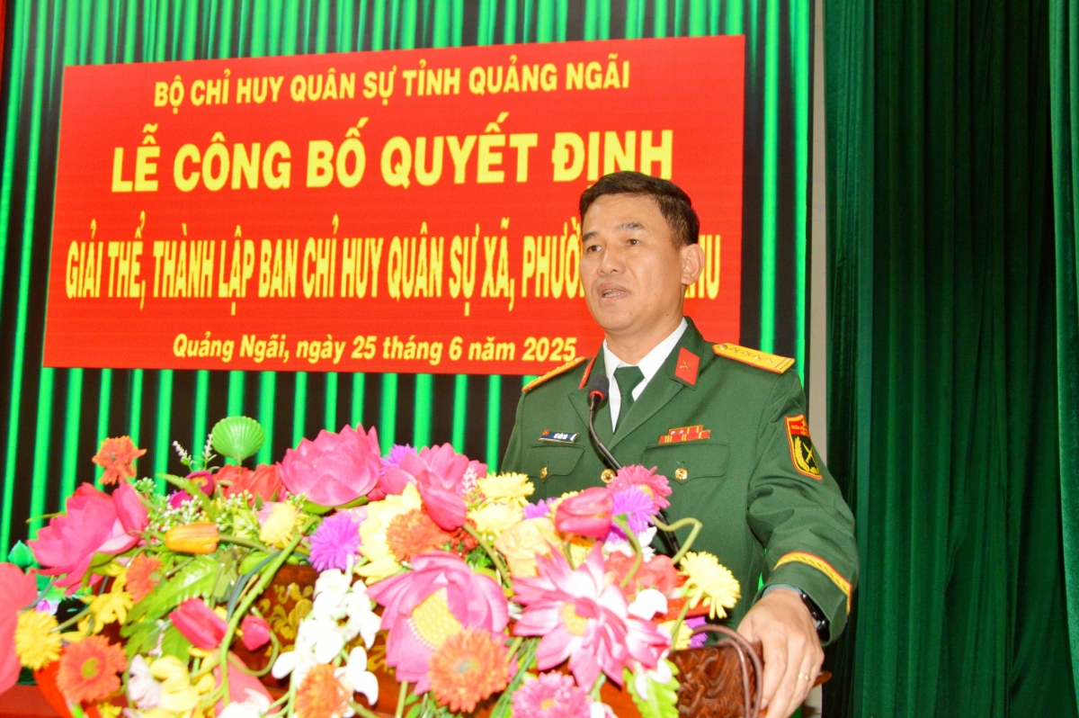 Đại tá Võ Tấn Tài, Chính ủy Bộ CHQS tỉnh Quảng Ngãi (ảnh trên) và Thượng tá Trần Thế Phan, Chỉ huy trưởng Bộ CHQS tỉnh Quảng Ngãi phát biểu giao nhiệm vụ cho các đơn vị được thành lập mới