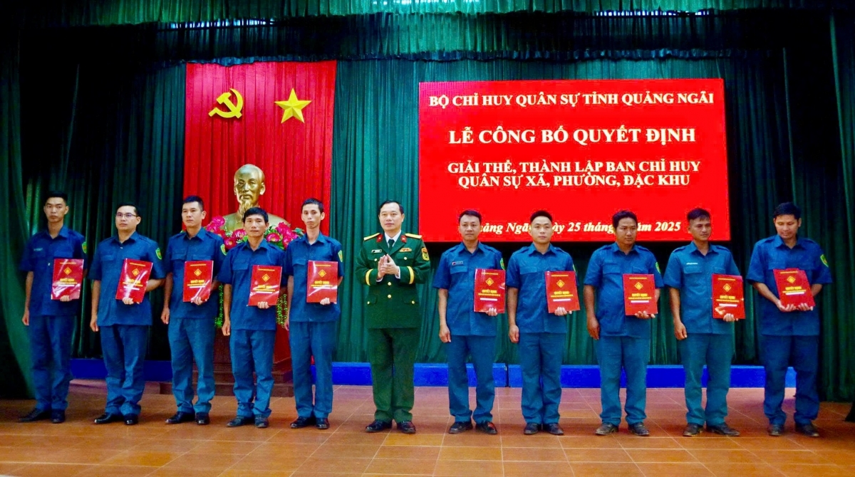 Thượng tá Trần Thế Phan, Chỉ huy trưởng Bộ CHQS tỉnh Quảng Ngãi trao Quyết định thành lập ban CHQS các xã, phường, đặc khu mới tại Hội trường Bộ CHQS tỉnh Kon Tum (cũ)