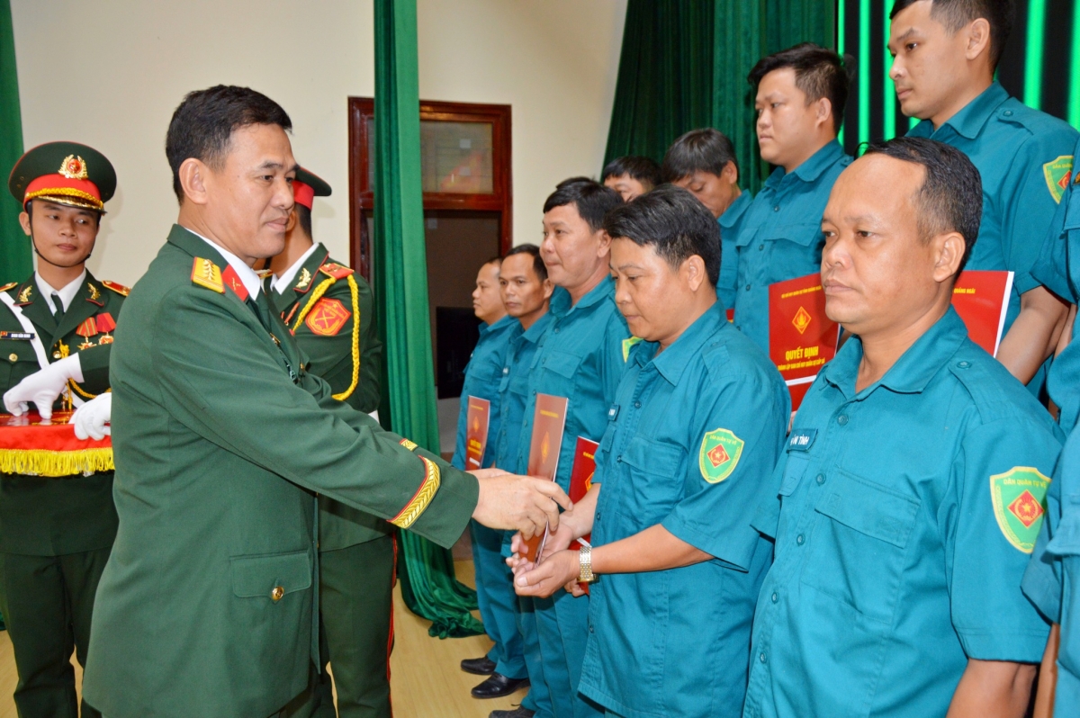 Đại tá Võ Tấn Tài, Chính ủy Bộ CHQS tỉnh Quảng Ngãi trao Quyết định thành lập ban CHQS các xã, phường, đặc khu mới tại Hội trường T50, Bộ CHQS tỉnh Quảng Ngãi