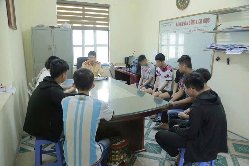 Lực lượng chức năng triệu tập các đối tượng vi phạm luật an toàn giao thông làm việc theo quy định. (Ảnh: CACC)