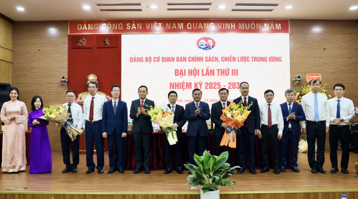 Ra mắt Ban Chấp hành Đảng bộ nhiệm kỳ 2025 - 2030. Ảnh: kinhtetrunguong.vn