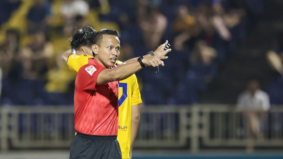 Trọng tài Razlan Joffri Bin Ali khá quen mặt với khán giả Việt Nam (Ảnh: VPF).