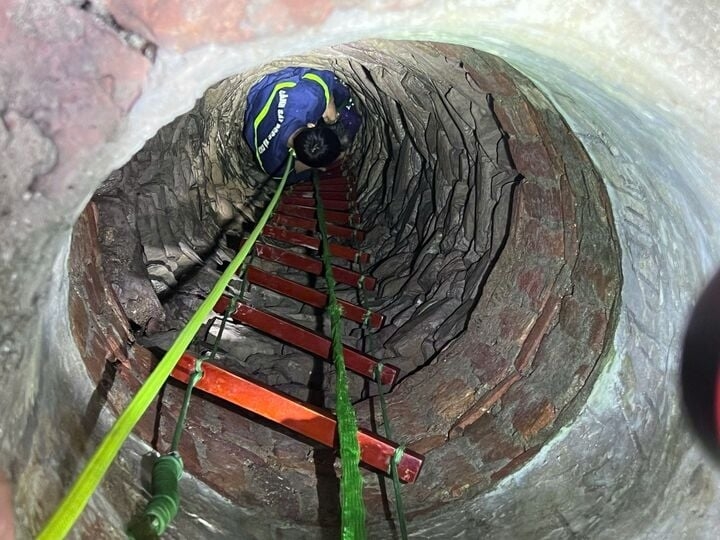 Chiến sĩ xuống giếng giải cứu nạn nhân. (Ảnh: Công an Bắc Giang)