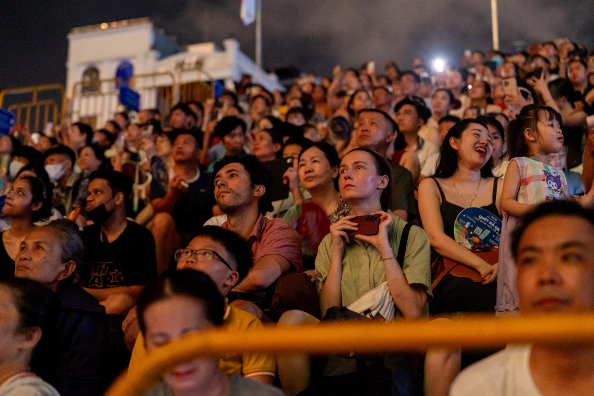 Khách quốc tế thưởng thức các màn trình diễn pháo hoa hôm 9/6. Ảnh: DIFF 2025