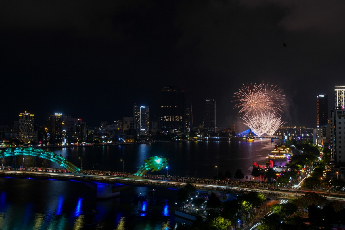 Nhiều tuyến đường Đà Nẵng đông nghịt người xem pháo hoa hôm 9/6. Ảnh: DIFF 2025