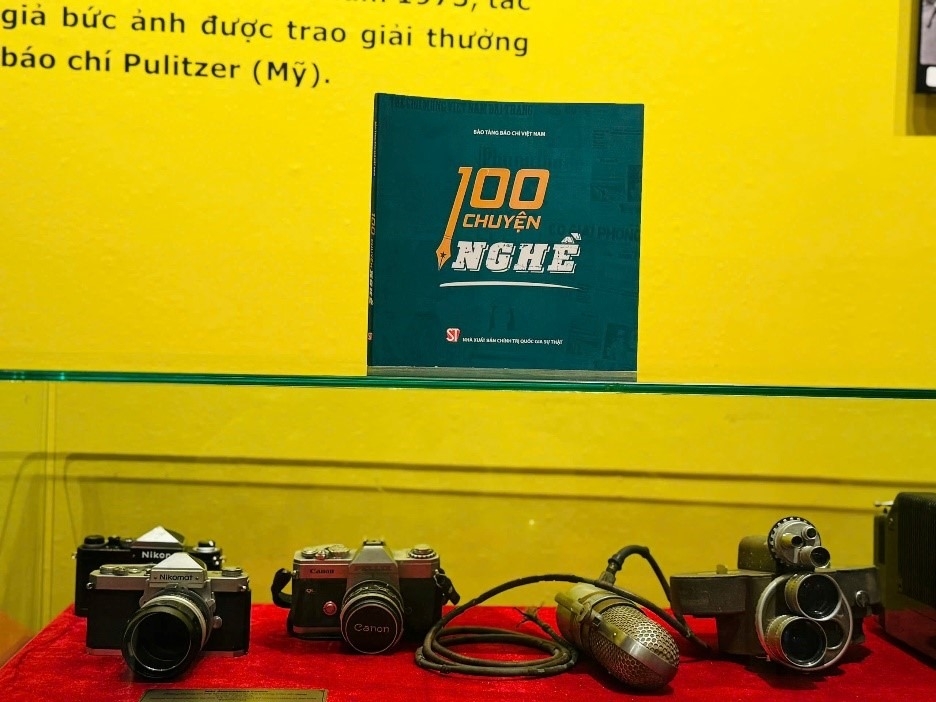 “100 chuyện nghề” là món quà tặng bạn đọc nhân kỷ niệm 100 năm Ngày Báo chí cách mạng Việt Nam.