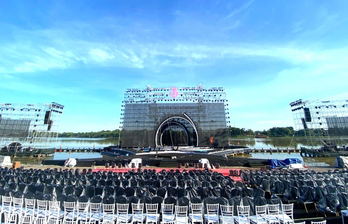 Sân khấu đêm chung kết Hoa hậu Việt Nam được dàn dựng trên dòng sông Hương, khán đài với sức chứa hơn 6.000 chỗ ngồi.