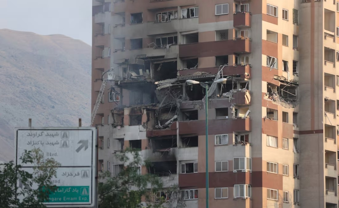 Một tòa nhà bị hư hại sau cuộc tấn công của Israel vào Tehran. Ảnh: Reuters