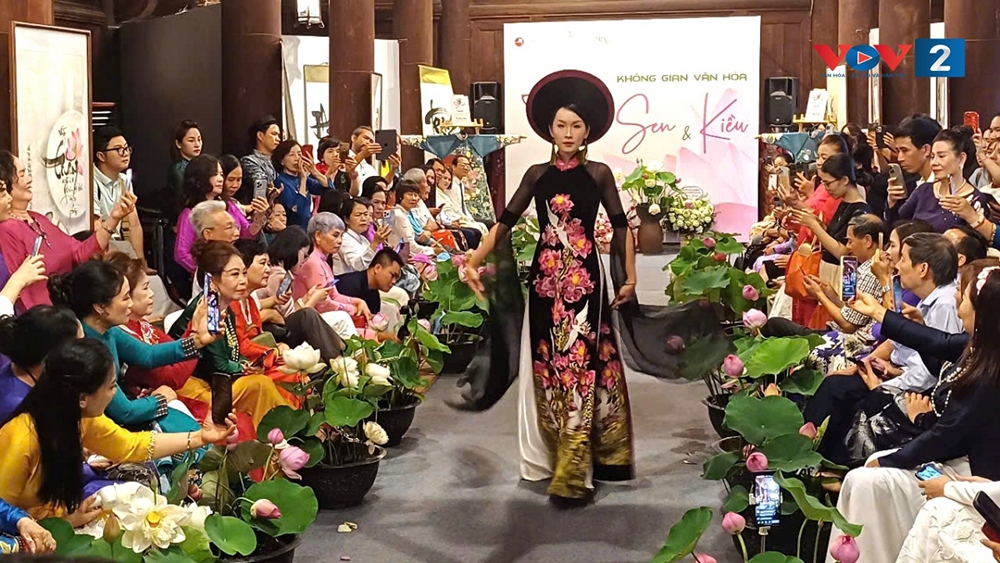 Trình diễn áo dài của Nghệ nhân ưu tú, nhà thiết kế Lan Hương.