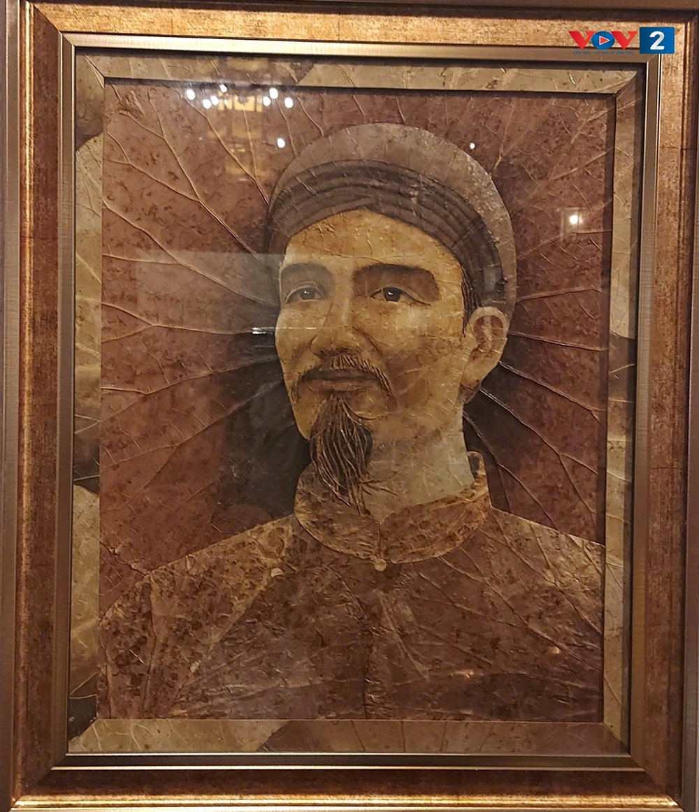 Chân dung đại thi hào Nguyễn Du được làm từ lá Sen khô.