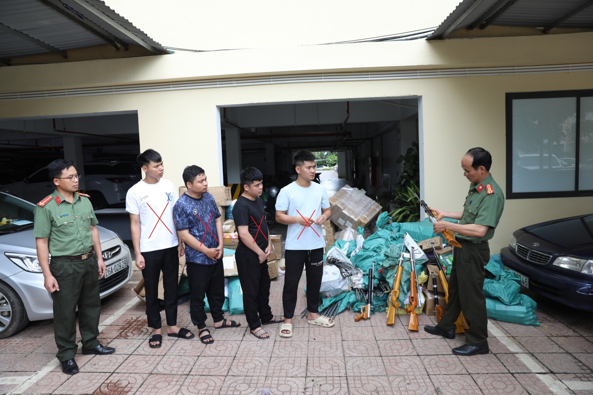 Các đối tượng (dấu X) cùng tang vật tại cơ quan công an