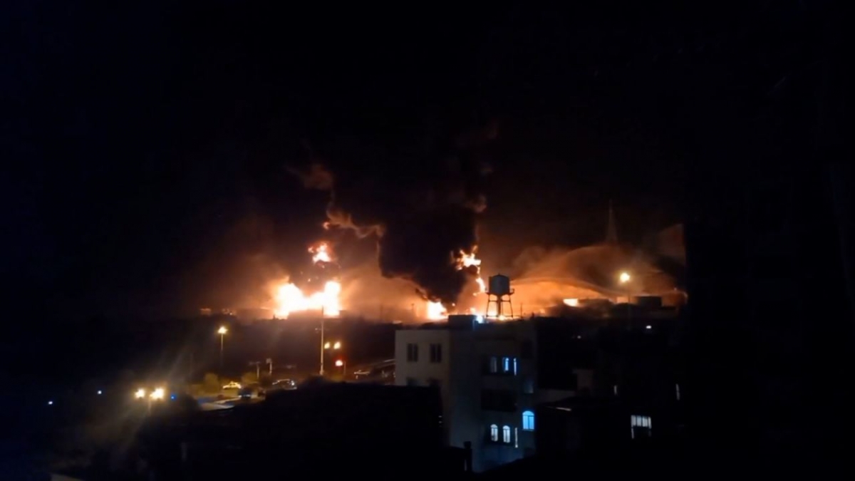 Cơ sở lọc dầu Sharhan của Iran gần thủ đô Tehran bị bốc cháy. Ảnh: X