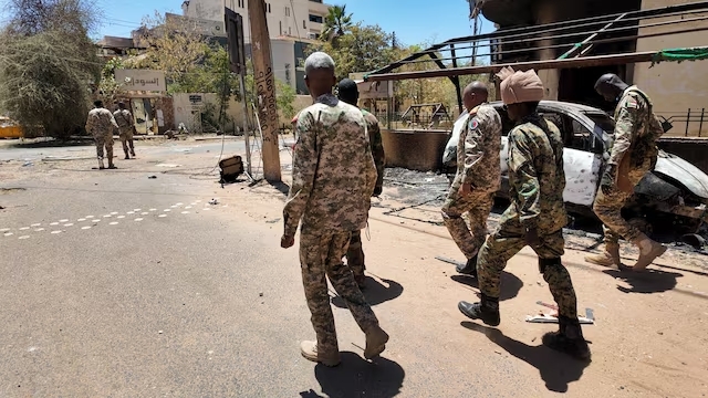 Những người lính của quân đội Sudan đang di chuyển. (Ảnh: Reuters)