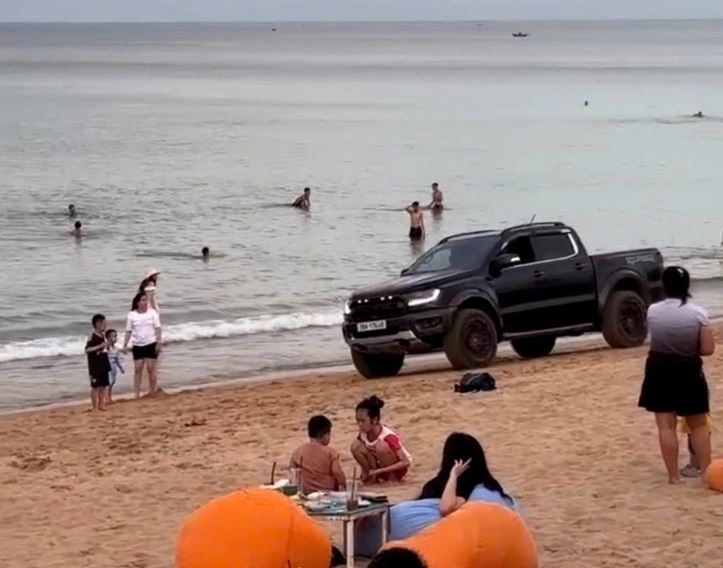 Hình ảnh ông Cường chạy xe trên bãi biển đông người, liên tục bóp còi. Ảnh cắt từ clip