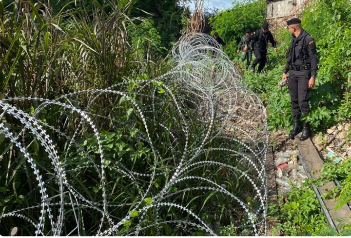 Các sĩ quan tuần tra dọc biên giới Campuchia tại huyện Aranyaprathet, tỉnh Sa Kaeo. (Ảnh: Văn phòng quan hệ công chúng Sa Kaeo)