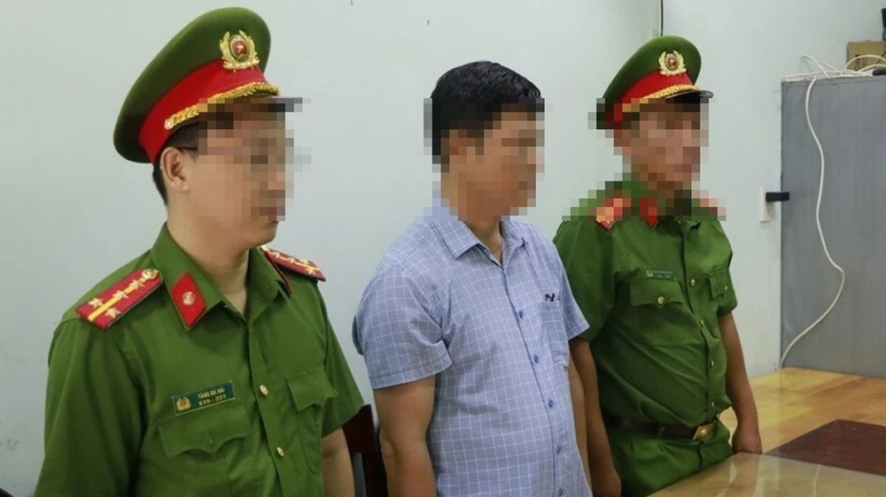 Ông Nhất nghe đọc quyết định bắt tạm giam để điều tra (ảnh: CA)