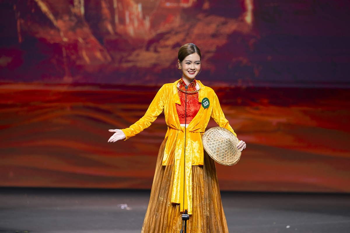 Thảo Trang trong trang phục tái chế