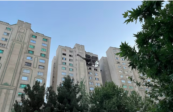 Một tòa nhà tại thủ đô Tehran bị hư hại sau đợt tấn công của Israel vào Iran rạng sáng 13/6 (Ảnh: Reuters)