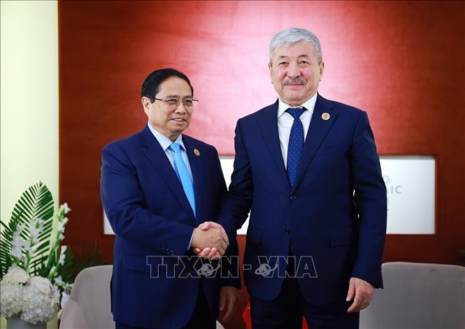 Thủ tướng Phạm Minh Chính gặp Thủ tướng Kyrgyzstan Adylbek Kasimalyev. (Ảnh: Dương Giang/TTXVN)