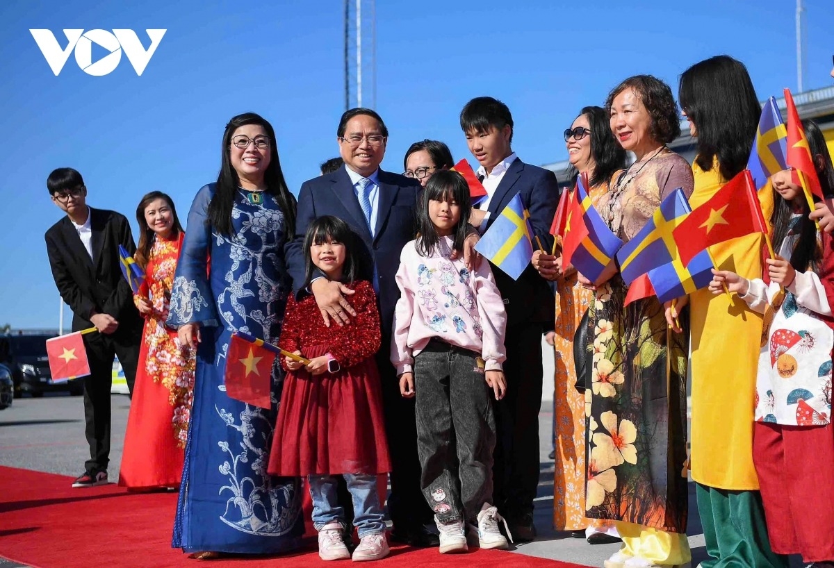 Cán bộ, nhân viên Đại sứ quán và cộng đồng người Việt Nam tại Thụy Điển tiễn Thủ tướng Phạm Minh Chính và Phu nhân