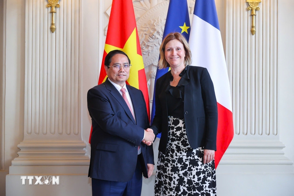 Chiều 10/6, Thủ tướng Phạm Minh Chính đã hội kiến Chủ tịch Quốc hội Pháp Yael Braun-Pivet. Thủ tướng đã đề nghị Quốc hội Pháp ủng hộ Chính phủ triển khai các nội hàm cụ thể của quan hệ Đối tác chiến lược toàn diện, có những dự án mang tính biểu tượng trong các lĩnh vực như xây dựng cơ sở hạ tầng giao thông, năng lượng mới, giáo dục – đào tạo, văn hóa – nghệ thuật, bảo tồn bảo tàng. (Ảnh: TTXVN)