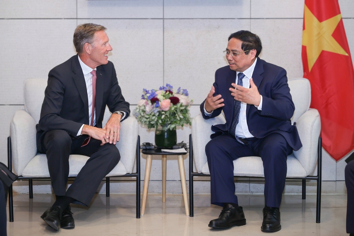 Sáng 11/6, Thủ tướng Phạm Minh Chính đã tiếp lãnh đạo một số tập đoàn, doanh nghiệp hàng đầu của Pháp và châu Âu, trong đó có cuộc gặp Chủ tịch tập đoàn hàng không Airbus Wouter van Wersch. Thủ tướng đã đề nghị Airbus hợp tác sâu rộng hơn trong lĩnh vực hàng không với Việt Nam thông qua các hợp đồng mua bán máy bay với giá cả phù hợp, giao hàng sớm… (Ảnh: VGP)