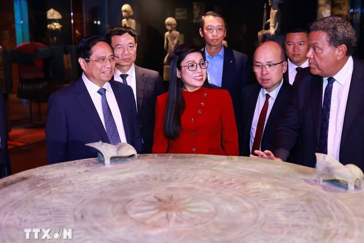 Chiều 11/6, Thủ tướng Phạm Minh Chính và Phu nhân đã đến tham quan Bảo tàng Quai Branly - Jacques Chirac, nơi trưng bày và lưu trữ hơn 900 hiện vật về văn hóa và lịch sử Việt Nam. Thủ tướng cho rằng văn hóa là sợi dây đầy sắc màu và âm thanh cho tình hữu nghị giữa 2 dân tộc, 2 đất nước Việt Nam - Pháp. (Ảnh: TTXVN)