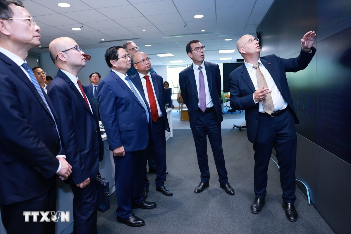 Chiều ngày 11/6, Thủ tướng Phạm Minh Chính đã tới thăm, làm việc tại Tổng công ty Đường sắt quốc gia Pháp (SNCF). Thủ tướng và đoàn công tác đã tìm hiểu về mô hình, cách thức, kinh nghiệm trong đầu tư, xây dựng, vận hành các dự án đường sắt mà SNCF thực hiện, đặc biệt là đường sắt tốc độ cao. Thủ tướng đã đề nghị phía Pháp chia sẻ kinh nghiệm, chuyển giao công nghệ, hỗ trợ về nguồn vốn, đào tạo nhân lực, góp phần xây dựng, phát triển ngành công nghiệp đường sắt tại Việt Nam. (Ảnh: TTXVN)