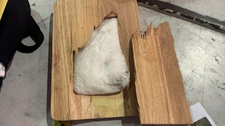 Hơn 5kg ma túy đá được lực lượng chức năng phát hiện cất giấu trong ruột các khối thớt gỗ.
