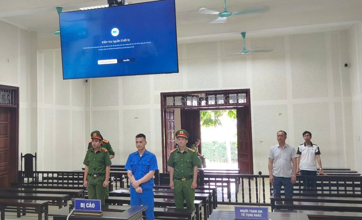 Bị cáo Ngô Trần Hiếu tại phiên toà diễn ra sáng 6/6 Nguồn: Công an tỉnh Quảng Ninh
(Ảnh: Công an Quảng Ninh)