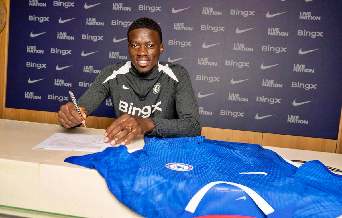 Chelsea ra mắt tân binh Mamadou Sarr. (Ảnh: Getty)