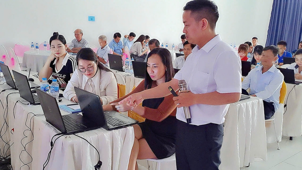 Các chuyên gia từ eComDX đã “cầm tay chỉ việc” hướng dẫn học viên đưa đặc sản địa phương lên sàn TMĐT.