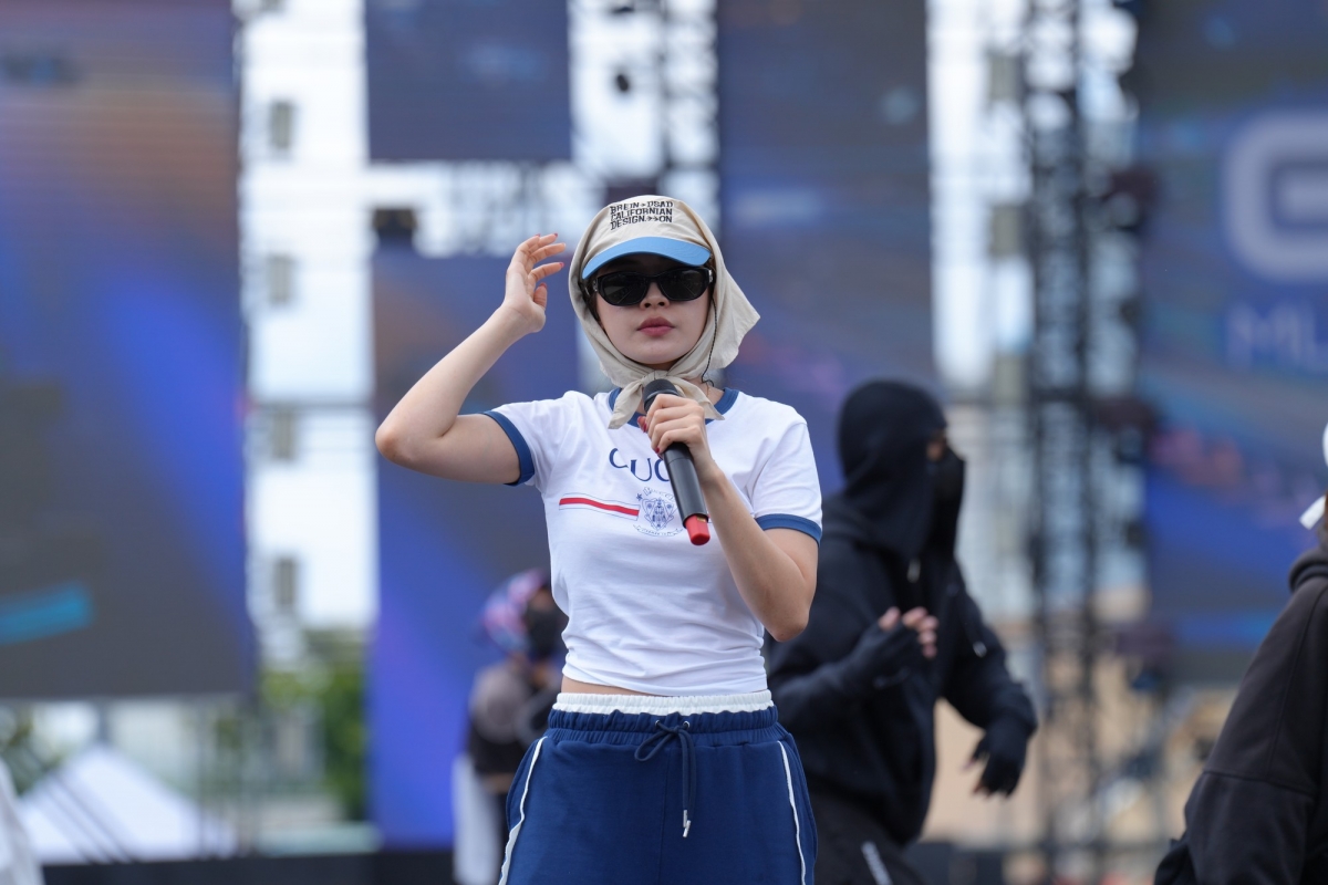 Chi Pu xuất hiện trong buổi tổng duyệt GAMA Music Racing Festival. Không cần đợi đến đêm diễn chính thức, nữ ca sĩ đã khiến cả không gian như "nổ tung" với thần thái tự tin, phong cách đầy năng lượng và visual đời thường cực kỳ bắt mắt. Ảnh: FBNV