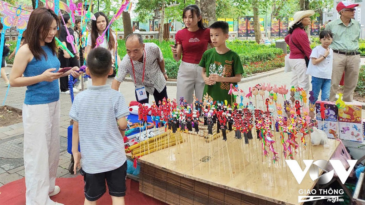 Những con tò he rực rỡ sắc màu thu hút sự chú ý của du khách, đặc biệt là trẻ nhỏ.