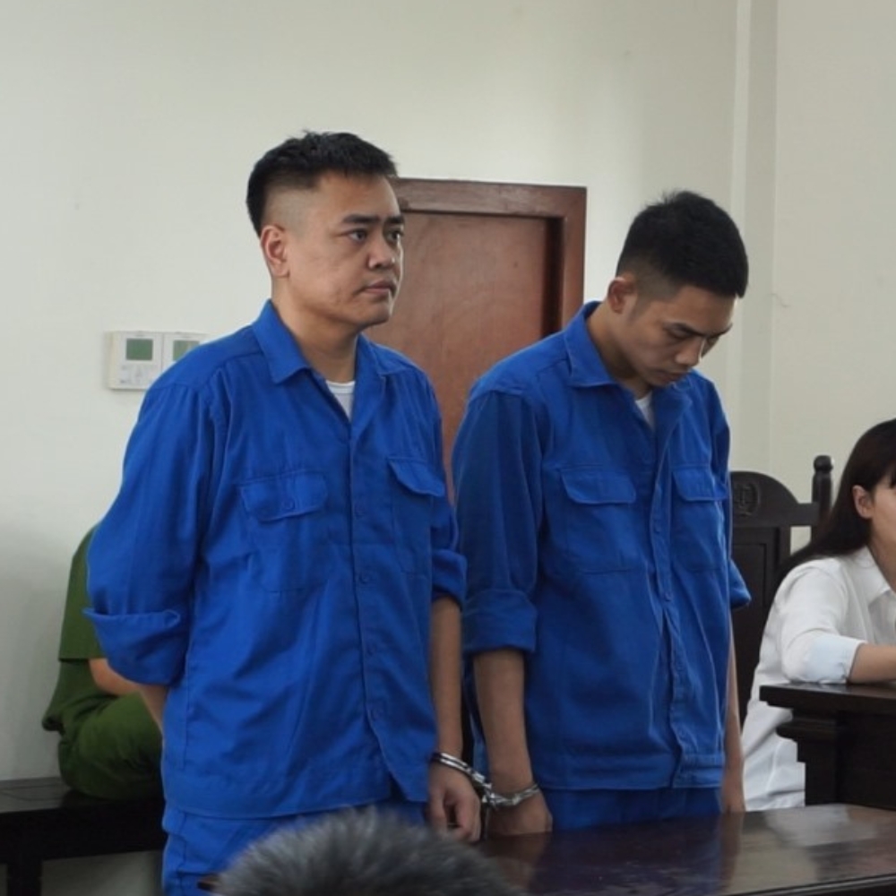 Dương Minh Tâm (trái) và Phan Tuấn Vũ (phải) tại tòa án